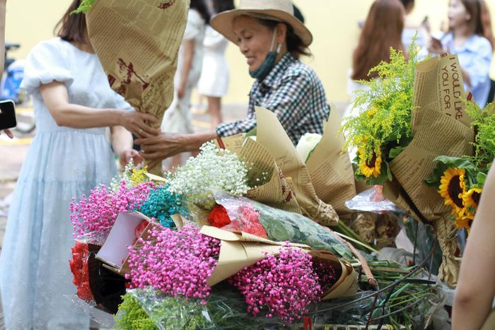 Trao đi những yêu thương hi vọng khi mùa thu tới.