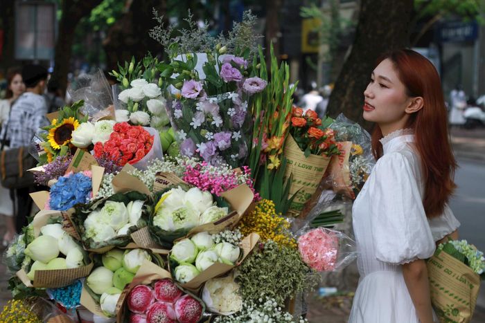 Hà Nội là một thành phố có nhiều mùa hoa, mang đến nhiều sự lựa chọn cho các cô gái trẻ.