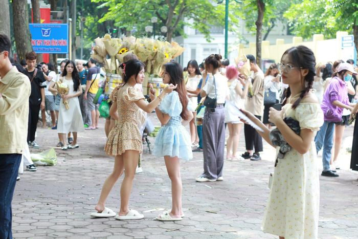 Từ sáng sớm, rất nhiều bạn trẻ đã tập trung về phố Phan Đình Phùng để đón nhận không khí mùa thu.