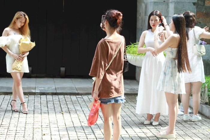 Ai cũng mong giữ lại những kỉ niệm đẹp của một thời con gái.