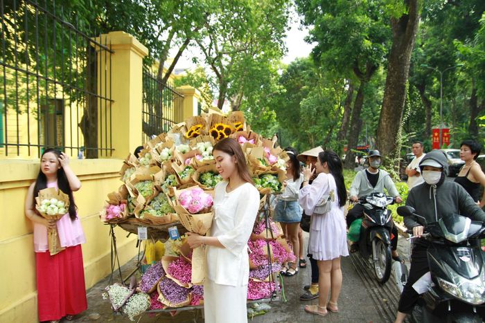Nắm bắt tâm lý của các bạn trẻ muốn chụp ảnh, các hàng hoa di động cố gắng chở nhiều hoa nhất có thể để tranh thủ kinh doanh những ngày này.