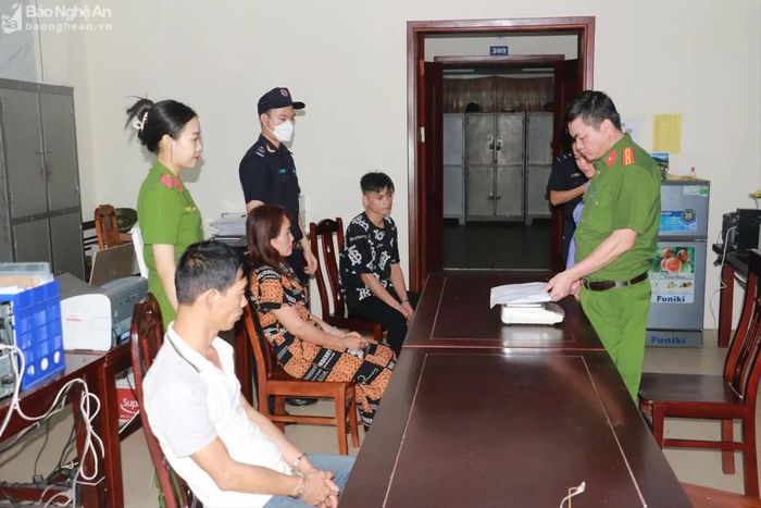  Lực lượng chức năng mở niêm phong tang vật. Ảnh: Hồ Hưng 