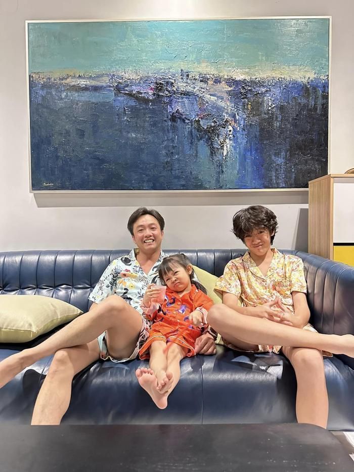 Cường Đô La - Đàm Thu Trang thường xuyên chia sẻ những hình ảnh nhí nhố cùng các nhóc tỳ bên trong căn biệt thự. 