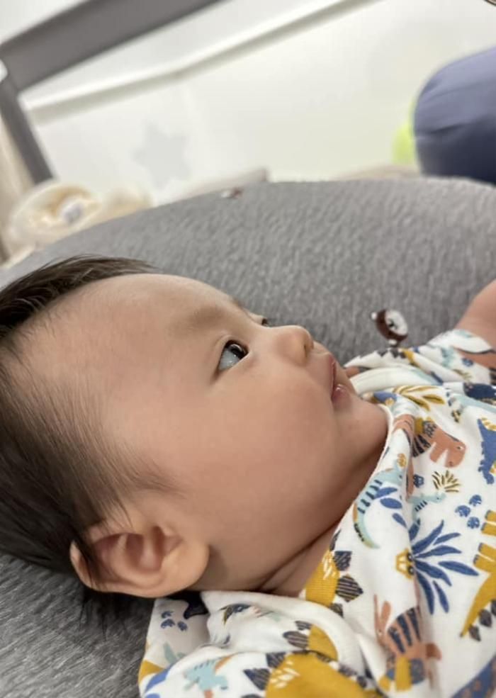 Vẻ ngoài bụ bẫm, điển trai được thừa hưởng từ bố mẹ của quý tử Sutin nhà Cường Đô La - Đàm Thu Trang. 