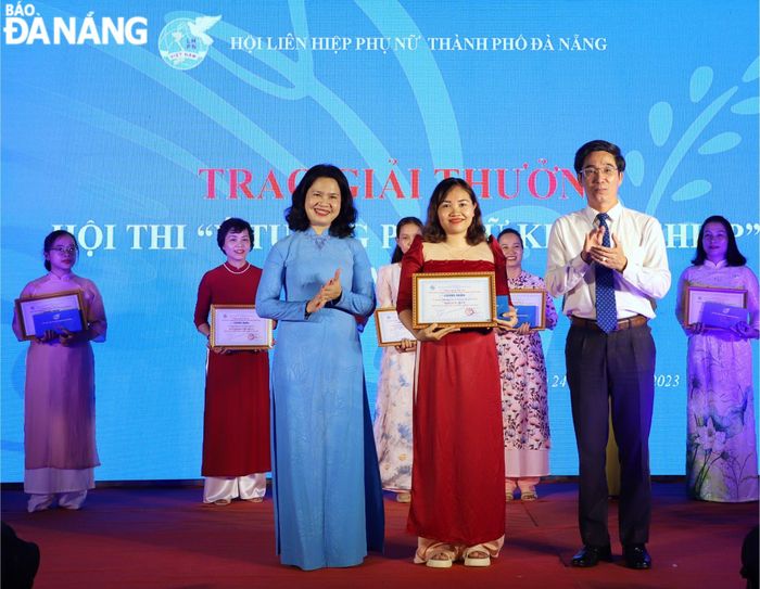 Phó Chủ tịch UBND thành phố Trần Chí Cường (bên phải) trao giải Nhất cho ý tưởng xuất sắc nhất hội thi phụ nữ khởi nghiệp năm 2023. Ảnh: X.D