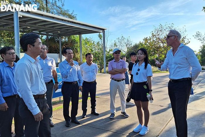 Phó Chủ tịch UBND thành phố Trần Chí Cường (thứ hai, từ trái sang) nghe đại diện BRG báo cáo tiến độ công tác chuẩn bị cho lễ hội. Ảnh: THU HÀ