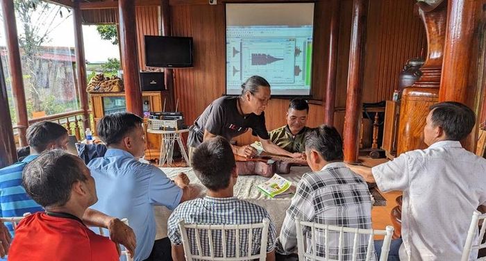 Nhóm nghệ nhân Bahnar học lý thuyết trong lớp chỉnh chiêng kéo dài 10 ngày, từ 21-8 đến 1-9-2023. Ảnh: Nguyễn Quang Tuệ