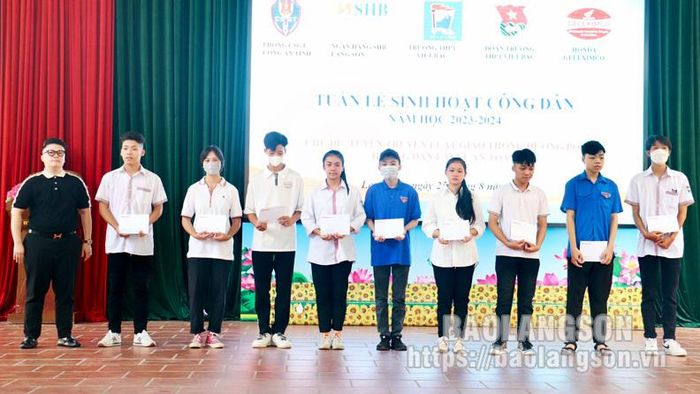 Đại diện Cửa hàng Honda ủy nhiệm Geleximco trao quà cho các em học sinh