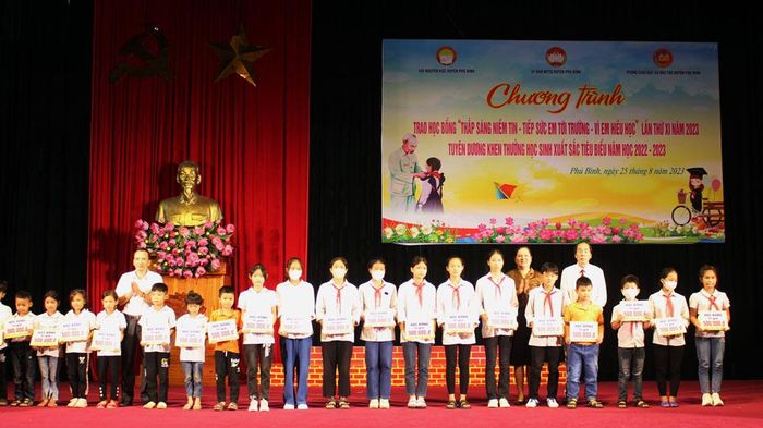 Các em học sinh có hoàn cảnh khó khăn trên địa bàn huyện Phú Bình được nhận học bổng tại Chương trình.