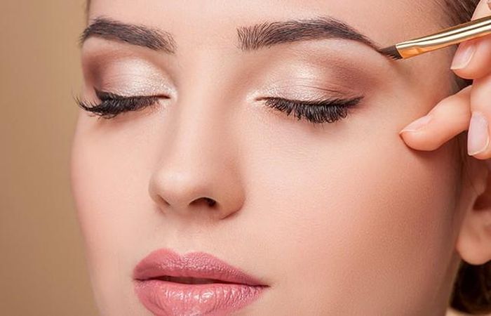 Tỉa lông mày theo hình dáng tự nhiên sẽ giúp đôi mắt của bạn trở nên tỏa sáng.