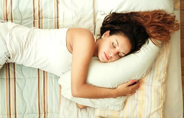 Ngủ đủ giấc là cách để có đôi mắt đẹp và long lanh hơn.