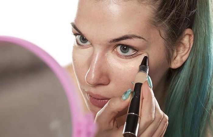 Nếu mắt có quầng thâm, hãy dùng kem dưỡng mắt sáng màu để che đi khuyết điểm.