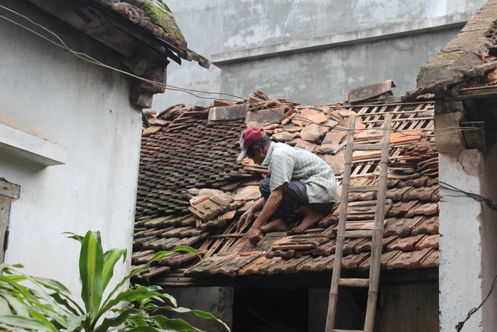 Lợp ngói không khó, nhưng đòi hỏi sự khéo tay và một số kỹ năng để mái nhà không nhanh bị xô, bị dột. 