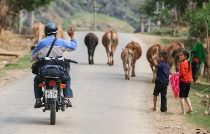 Đỗ Anh Tuấn giao tiếp với trẻ em vùng cao trên đường