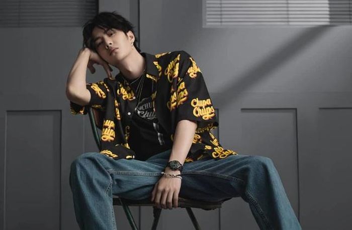 Vương Nhất Bác, đại sứ Chanel, đeo J12. Ảnh: @w.yibouniq/Instagram