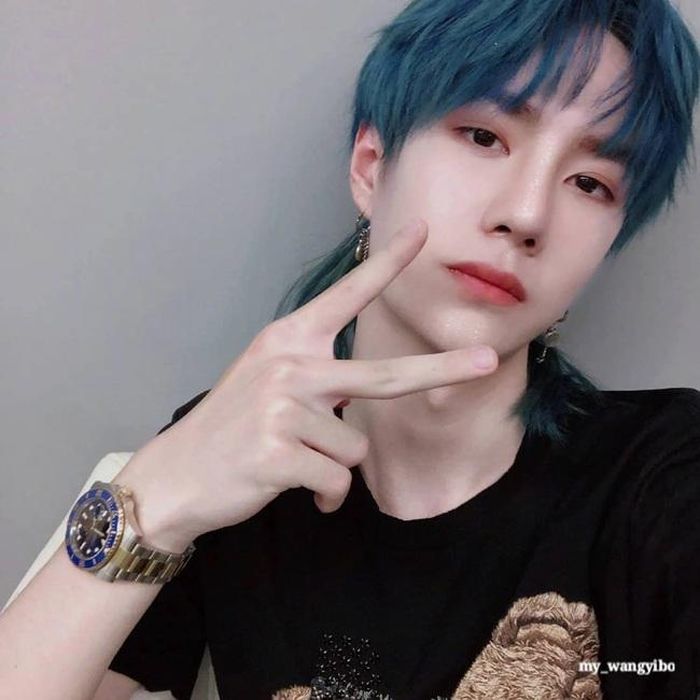 Vương Nhất Bác đeo chiếc Rolex Submariner 126613LB. Ảnh: @w.yibouniq/Instagram