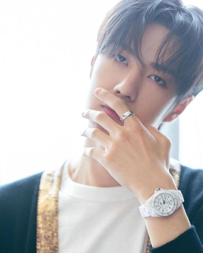 Vương Nhất Bác có ba chiếc đồng hồ Chanel J12 với nhiều màu sắc khác nhau. Ảnh: @yibo.w_85/Instagram
