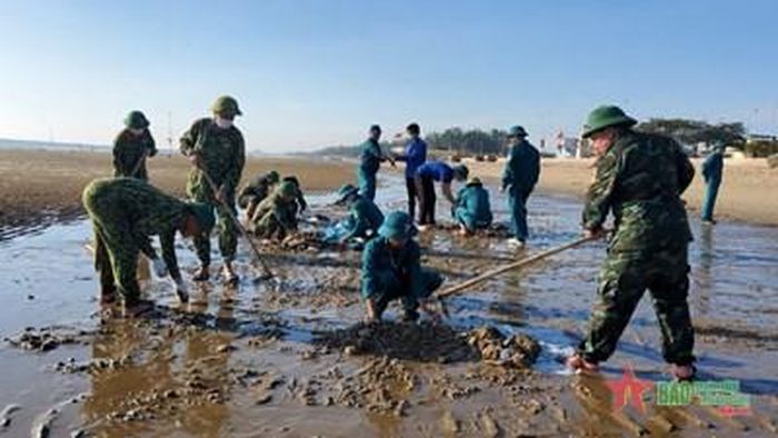 Làm sạch đá và rác dọc bờ biển thị xã Cửa Lò.