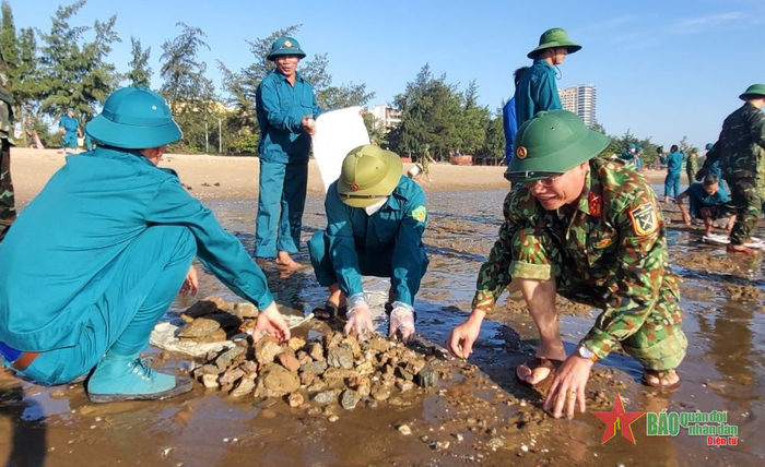 Dưới cái nắng như thiêu đốt nhưng các lực lượng vẫn hăng say làm việc. 