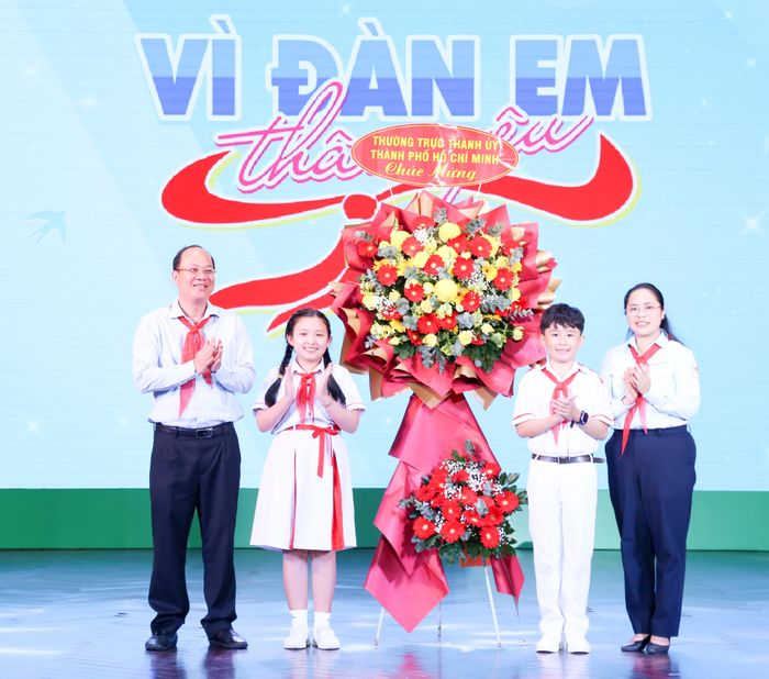Phó Bí thư Thành ủy TPHCM Nguyễn Hồ Hải trao hoa chúc mừng Hội nghị công tác đội và phong trào thiếu nhi TPHCM giai đoạn 2023-2028. Ảnh: THẢO LÊ 