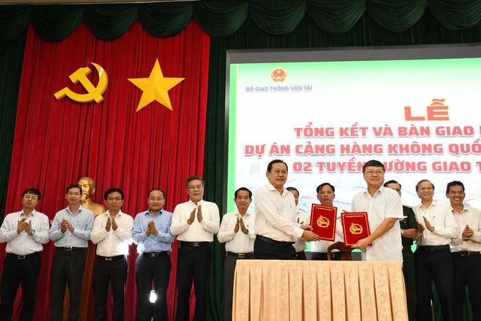 Ông Võ Tấn Đức, Quyền Chủ tịch UBND tỉnh Đồng Nai tặng bằng khen cho các cá nhân đạt thành tích trong giải phóng mặt bằng sân bay. Ảnh: Hoàng Phúc.