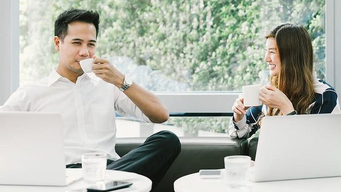 Một người đàn ông tốt sẽ luôn lạc quan và động viên bạn mỗi khi bạn cảm thấy chán nản. (Ảnh: ITN).