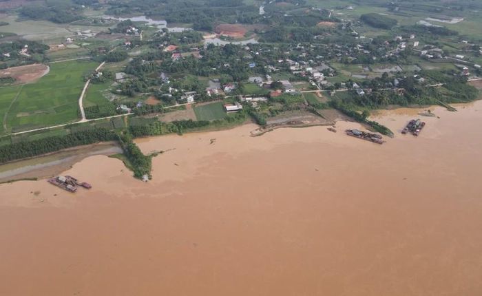 Cuối giờ chiều 25/8, nước lũ sông Lô nằm sâu trong bờ kè gây ngập soi bãi của người dân thôn Sài Lĩnh, xã Quyết Thắng, huyện Sơn Dương, tỉnh Tuyên Quang. Ảnh: Nhật Nguyên.