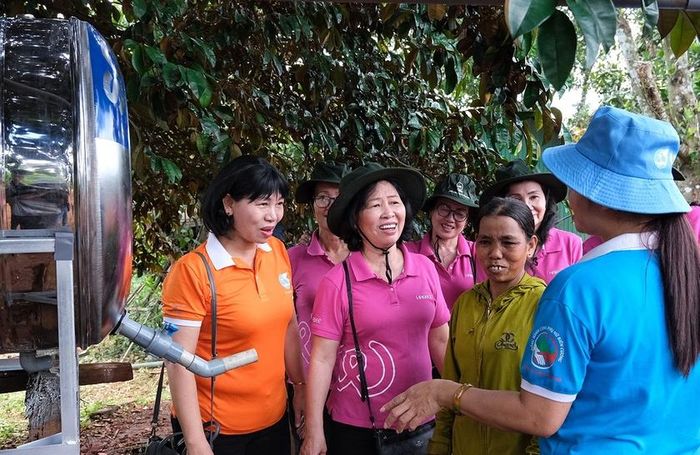Tặng bồn nước sạch giúp cải thiện điều kiện sinh hoạt cho phụ nữ, trẻ em vùng biên giới. Ảnh: Minh Châu