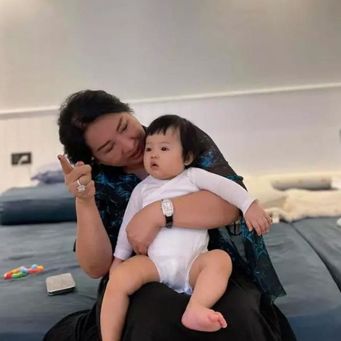Trong cuộc sống đời thường, bà cũng như những người phụ nữ bình thường khác luôn yêu cháu và tranh thủ chơi với cháu mỗi lúc rảnh rỗi.