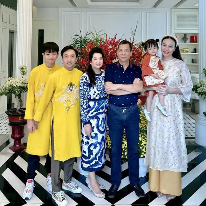 Sự yêu thương của mẹ Cường Đô la đã khiến Đàm Thu Trang cảm động. Cô vẫn khéo nịnh mẹ chồng trên trang cá nhân với những lời có cánh như: mẹ đẹp hay bà nội Suchin (tên ở nhà của con gái cô).