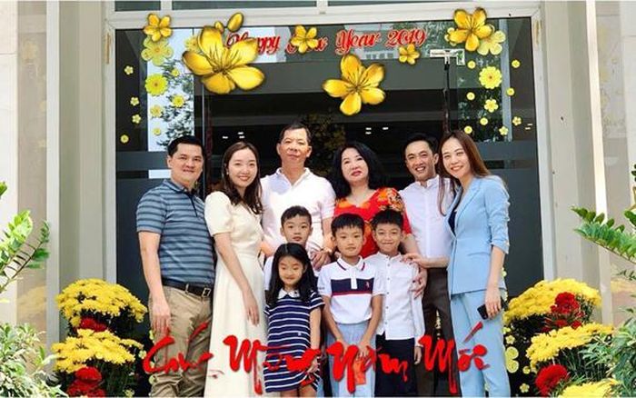 Mẹ chồng Đàm Thu Trang, bà Như Loan trên thương trường là nữ tướng giỏi giang nhưng khi về nhà bà lại là người mẹ yêu thương con.