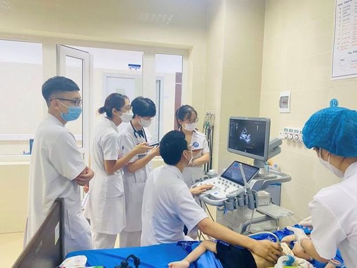Hướng dẫn thực hành khám và điều trị bệnh nhân nặng cho các bác sĩ trẻ.