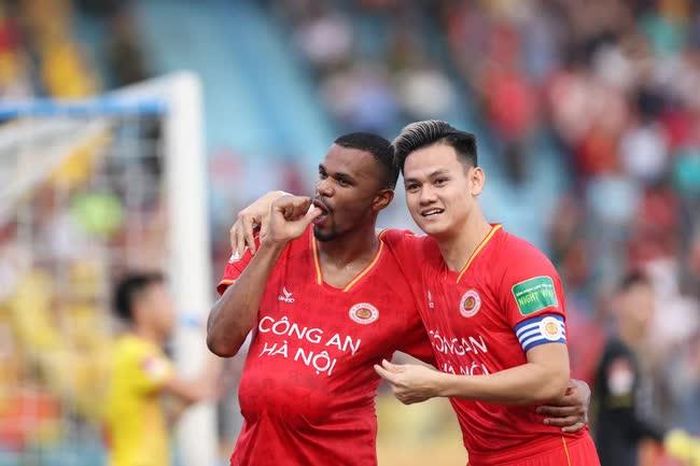 Gustavo ghi bàn mở tỷ số trước Thanh Hóa. Ảnh Hoàng Linh