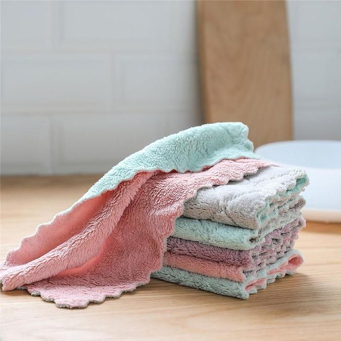 Khi giặt, bạn nên đặt chúng vào túi lưới hoặc giặt riêng với các món đồ khác. Nguyên nhân bởi cấu trúc của những chiếc khăn này rất dễ thu hút xơ vải từ quần áo. Đồng thời, bạn không nên dùng nước xả vải cho khăn lau, làm giảm độ bền của chúng.