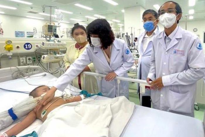 Trẻ mắc tay chân miệng cấp cứu tại TP.HCM. Ảnh: Bộ Y tế.