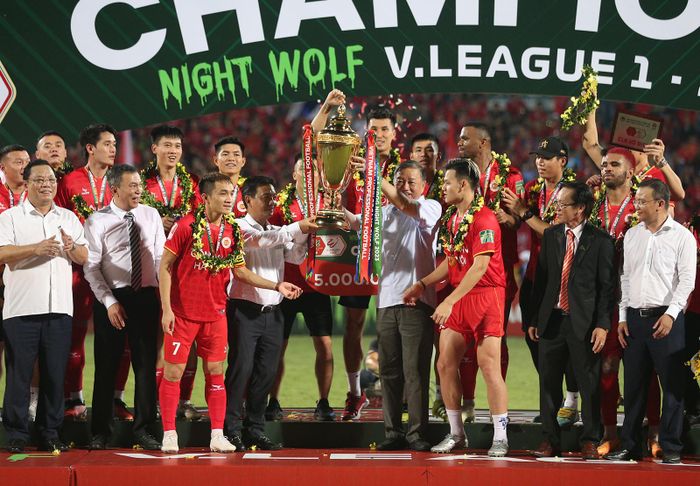 Đại tướng Tô Lâm, Ủy viên Bộ Chính trị, Bộ trưởng Bộ Công an, Chủ tịch VFF Trần Quốc Tuấn và các thành viên BTC trao huy chương và cúp vô địch cho CLB CAHN.