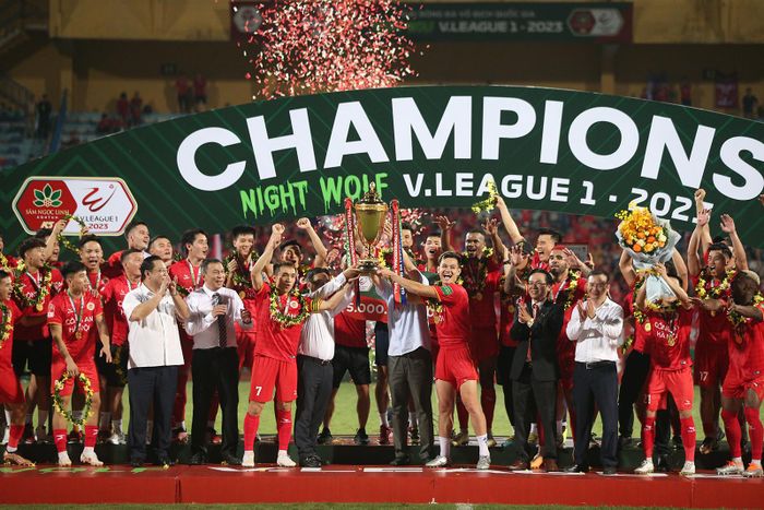 Hồ Tấn Tài cùng Sầm Ngọc Đức nâng cao cúp vô địch V-League