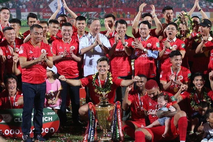 Niềm vui của Ban lãnh đạo, Ban huấn luyện, các cầu thủ CAHN.