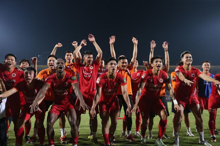Vòng cuối Night Wolf V-League 2023 kết thúc với ngôi vô địch thuộc về CAHN sau trận hòa 1-1 trước Thanh Hóa. Ở trận đấu cùng giờ, Hà Nội thắng Viettel 3-2 nhưng kết quả này trở nên vô nghĩa.