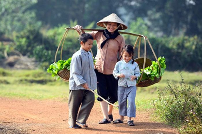 Mẹ lặng thầm, kiệm lời mà tỏa ra bóng mát diệu kỳ...Ảnh minh họa Internet. 