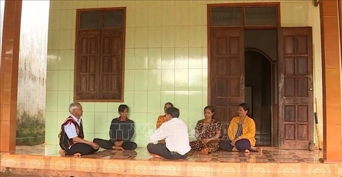Già làng Siu Beo (ngoài cùng bên trái) tuyền truyền cho bà con ở làng Mook Đen 2, xã Ia Dom, huyện Đức Cơ (Gia Lai) nêu cao tinh thần cảnh giác, phòng ngừa âm mưu của các thế lực xấu gây chia rẽ khối đại đoàn kết dân tộc. Ảnh: TTXVN phát