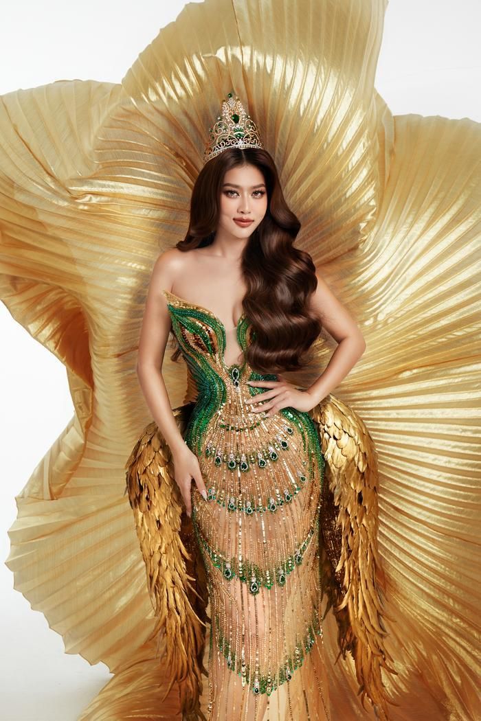 Đương kim Miss Grand Vietnam khoe đường cong thon gọn trong thiết kế final walk.