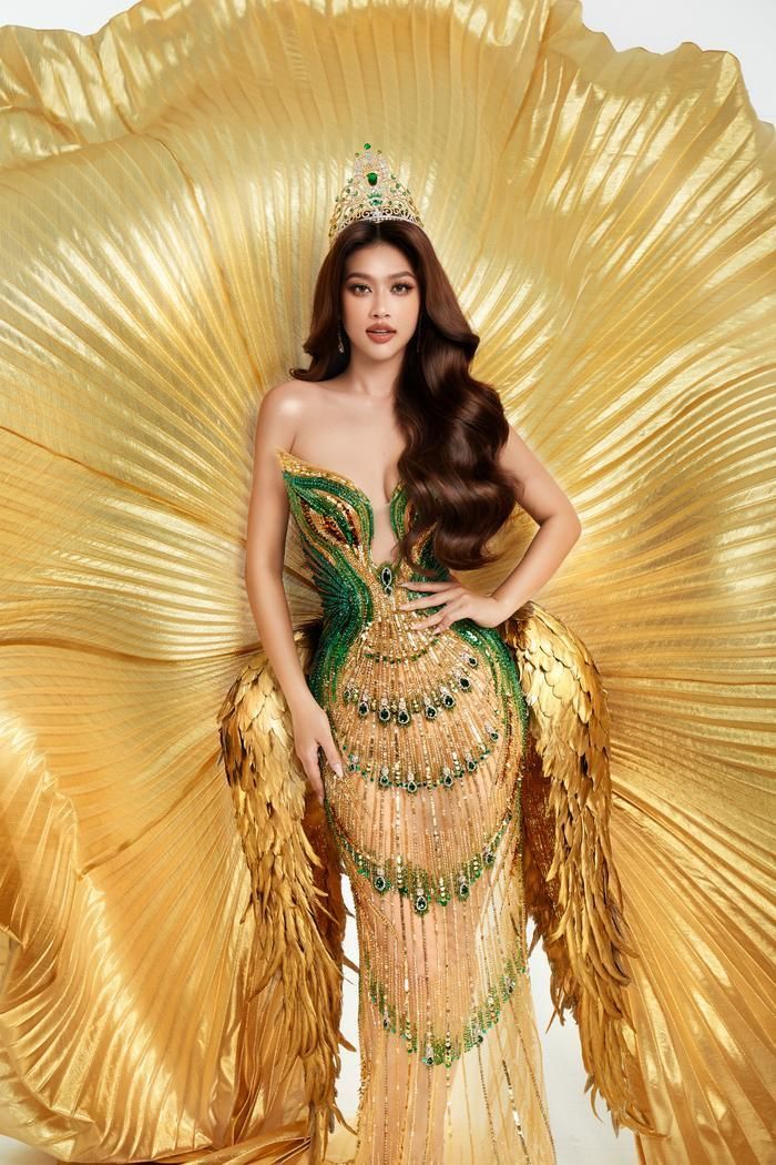 Với lối trang điểm sắc sảo và phong cách làm tóc gợn sóng chuẩn “beauty queen”, Thiên Ân cho khán giả thấy được nhan sắc thăng hạng, gợi cảm của bản thân sau hành trình gần một năm đương nhiệm.