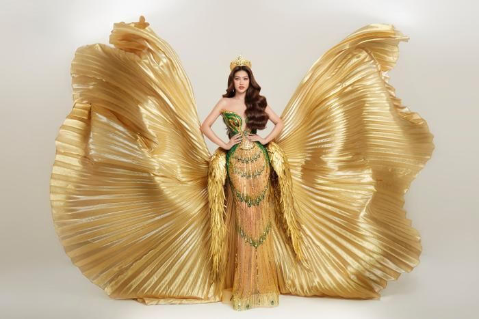 Đặc biệt, mẫu đầm được thiết kế cúp ngực và đính đá tỉ mỉ. Đồng thời, phần tà mềm mại phía sau giúp Thiên Ân dễ dàng tạo hiệu ứng đẹp mắt khi trình diễn final walk.