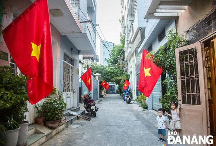 Khu phố trên tuyến đường Lê Duẩn rực cờ đỏ mừng ngày Quốc khánh. Ảnh: C.L
