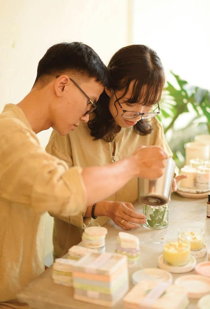 Bạn trẻ làm nến thơm tại workshop Light Box 