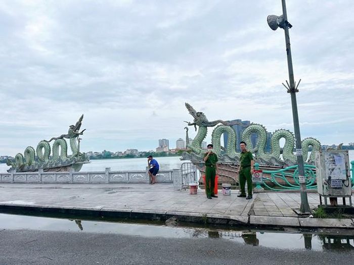 CAQ Tây Hồ bố trí nhiều điểm để tuyên truyền, vận động hỗ trợ người dân không phóng sinh cá ra hồ Tây