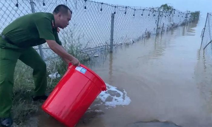 Ngay sau khi người dân thả cá vào thùng, CBCS - CAQ Tây Hồ đã mang ra sông Hồng phóng sinh giúp bà con