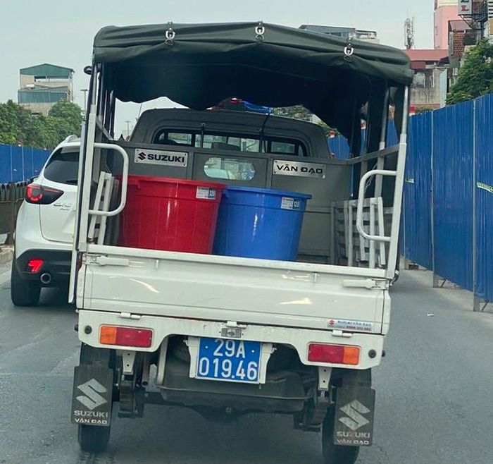 Ngay sau khi người dân thả vào thùng nhựa, CBCS - CAQ Tây Hồ đã hỗ trợ vận chuyển ra sông Hồng phóng sinh