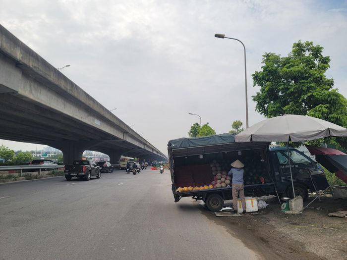 Ngoài "lôt cốt", rác thải, trên tuyến phố Nguyễn Xiển - Nghiêm Xuân Yêm đang tồn tại hàng chục điểm bán hàng rong lấn chiếm vỉa hè, lòng đường.